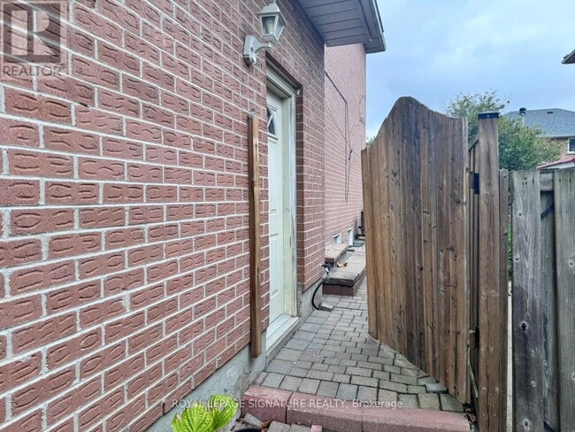 Photo - 285 Mississaga St