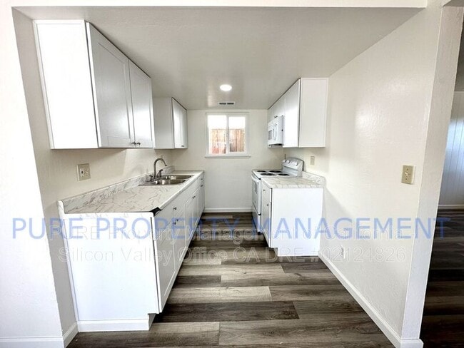 Photo - 555 Bridge St