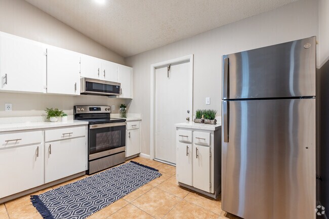 2 BR, 1 BA - 800SF