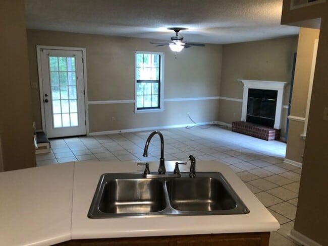 Photo - 1805 Holmes St