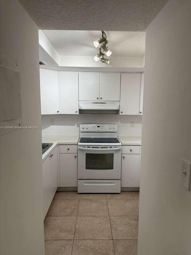 Building Photo - 6960 Miami Gardens Dr Unit 2-225
