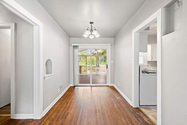 Photo - 915 W 9th St