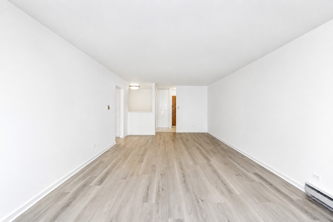 Building Photo - Spacious Rehabbed 1-Bedroom at The Vine | Private Balcony + Parking Unit 212
