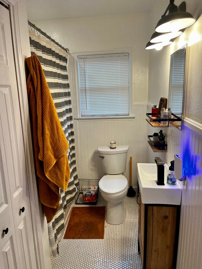 Photo - 3535 Queen St N