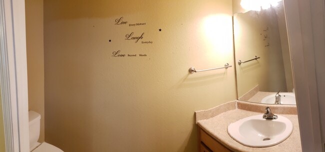 Baño de la escalera de abajo - 2717 Pineview Dr