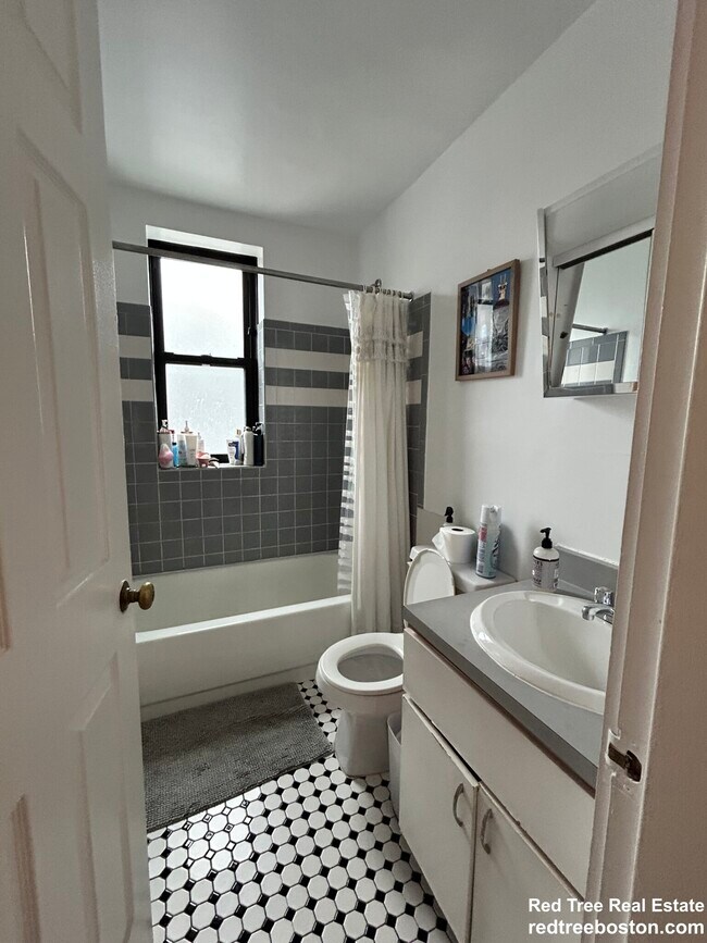 Photo - 822 Beacon St