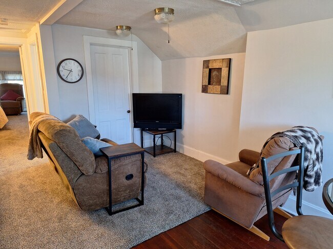 Sala de estar - 507 E 2nd St Unidad Quaint 2BR Upper Apartmen