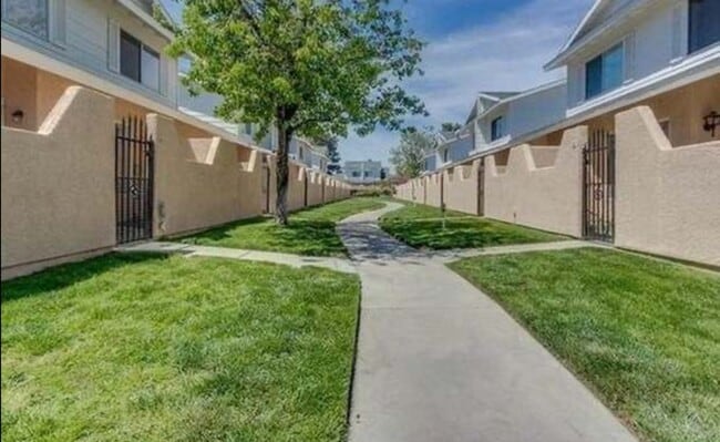 Photo - 3 Bedroom 2 Bathroom Townhome for Rent in Palmdale
