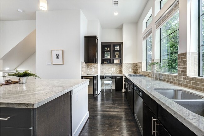 Photo - 1706 Alamo St