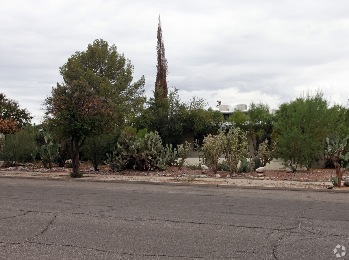 Photo - 1750 E 10th St