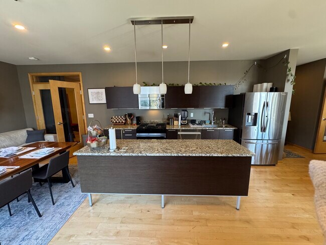 Kitchen - 3104 W Lake St Unit 306