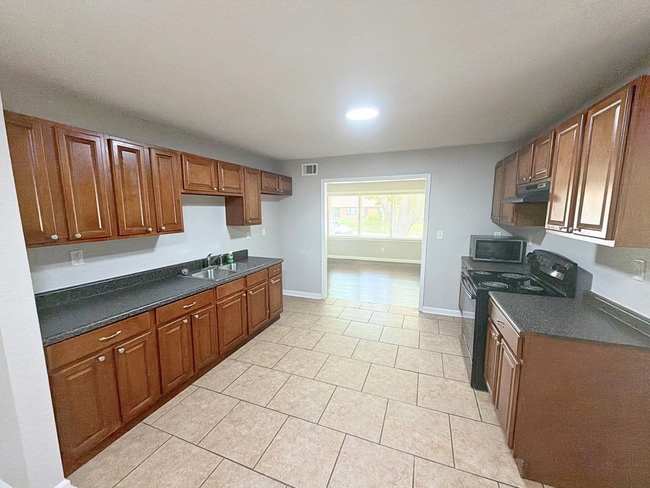 Photo - 3587 Hallbrook St
