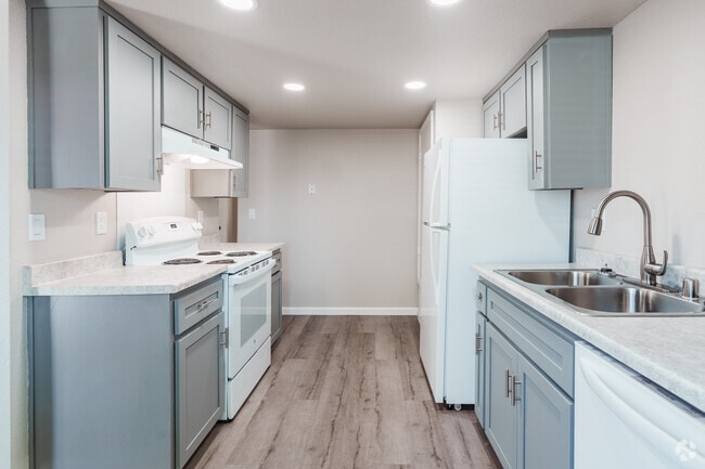 2BR, 1BA - 850SF - Kitchen