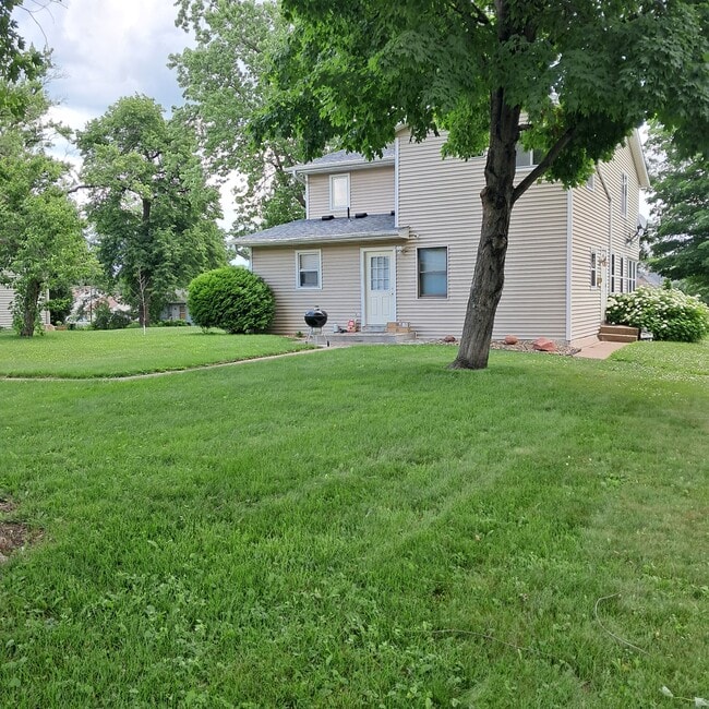 Photo - 401 Lewis St