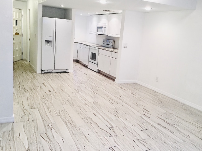 Photo - 625 N Halifax Ave