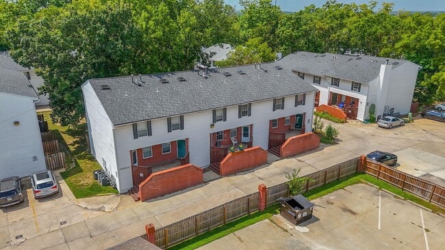 Building Photo - 3 Bed 2 Bath Unit I