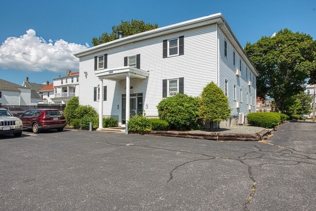 Photo - 1329 Main St Unit 7