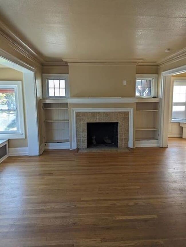 3035 N Stowell Ave Unit 3037 N Stowell Upper
