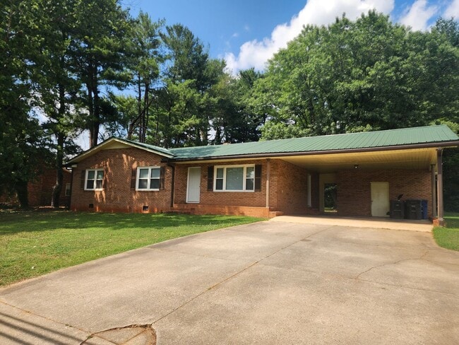Building Photo - Ideal Statesville Location