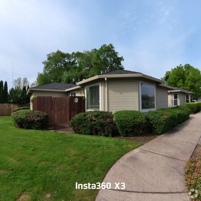 Building Photo - Charming 3 Bed 2 Bath Medford Townhome