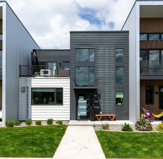 Building Photo - Natural Light Galore! Rental