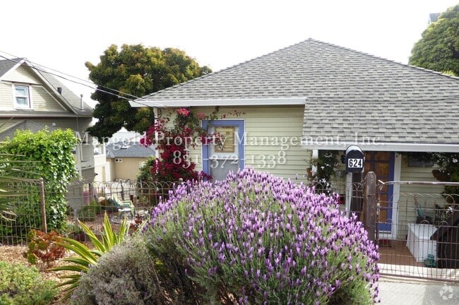 Building Photo - 2 Bed 1 Bath  New Monterey Home with Sceni...