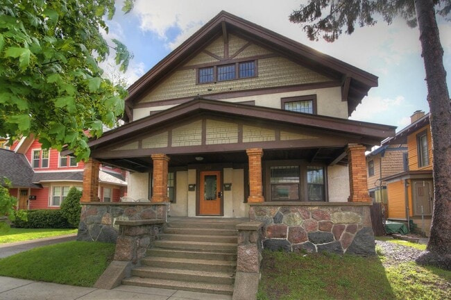 Photo - 360 Richard Terrace SE