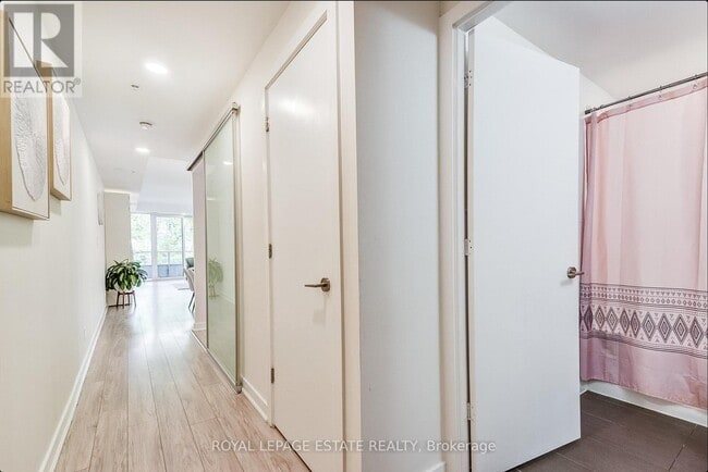 Photo - 1960 Queen St E Unité 306