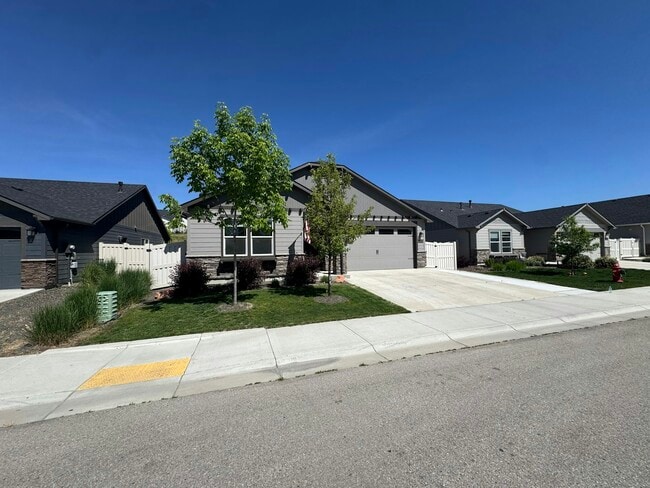 Building Photo - 10496 W Daylily Ct