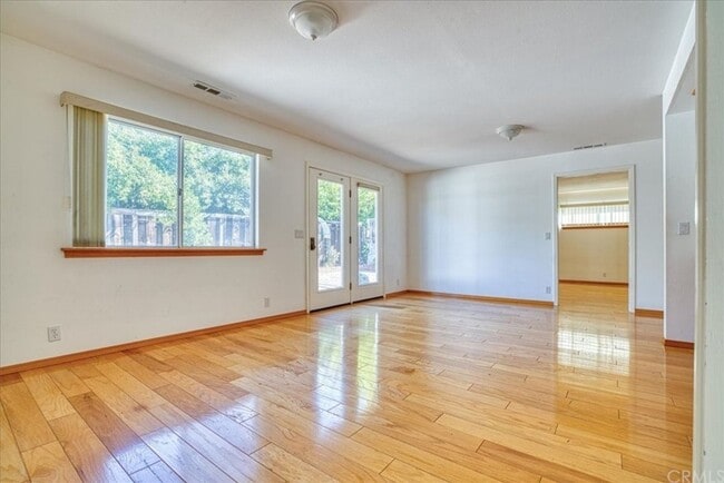 Building Photo - 5 Bedroom 3-bathroom Large single level home!