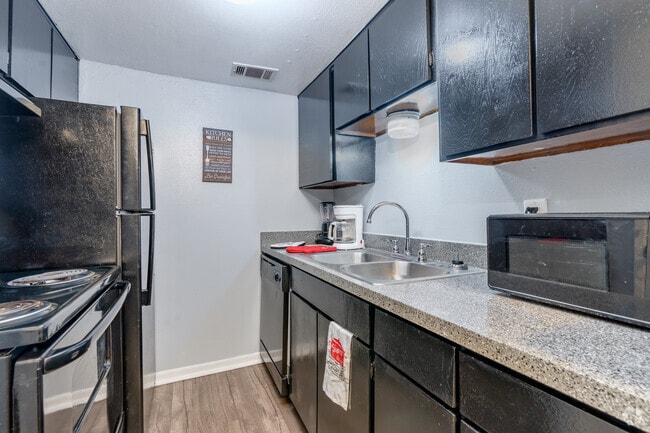 1BR, 1BA - 672SF - Kitchen