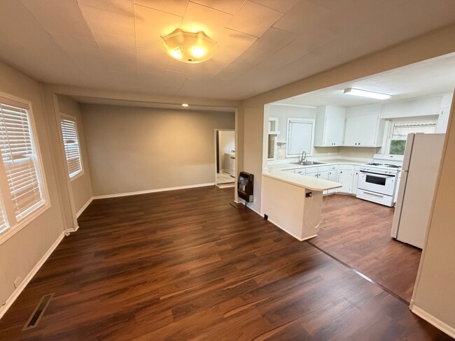 Photo - 3bd/2ba House in Jackson Park w/ Large Den, Back Porch, & Fenced Back Yard