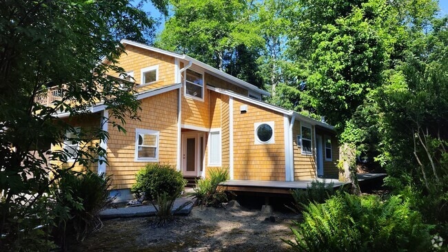 Building Photo - 679 N Larch Rental