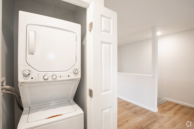 1 BR, 1 BA - 813 SQFT