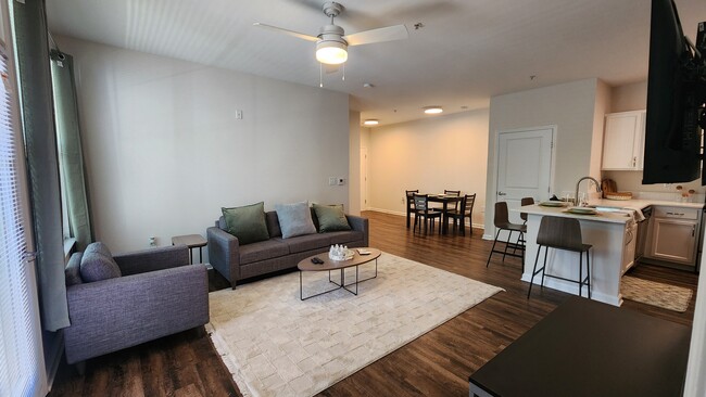 Relájate en espacios habitables completamente amueblados con acabados modernos y diseños pensados para compartir con compañeros de piso. - Walden Station Apts