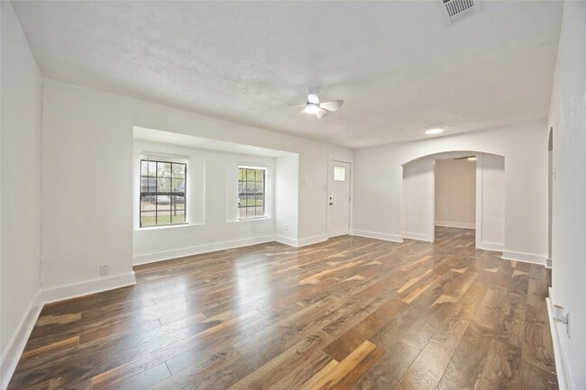 Photo - 6043 Lyndhurst Dr