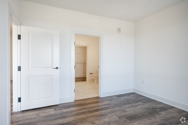 2BR, 2BA - 1080SF