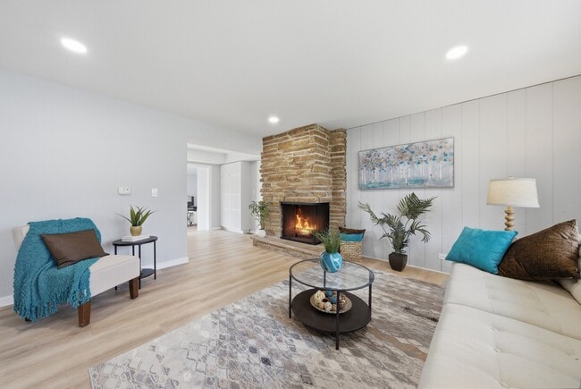 Photo - 593 Bristol Ln