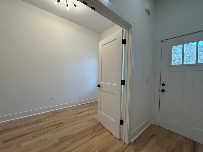 Photo - 73 Whitefoord Ave SE