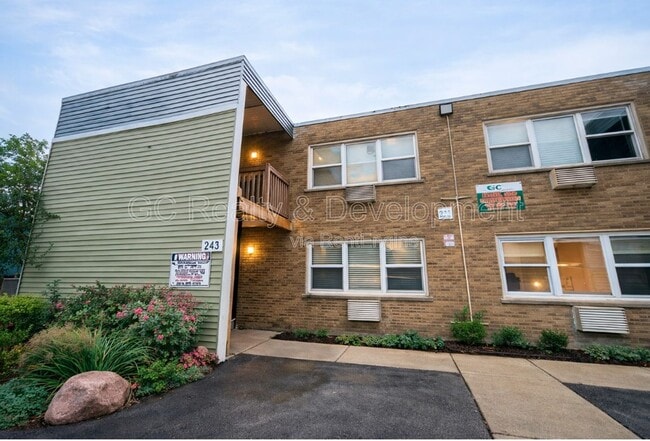 Building Photo - 243 Uteg St Unit 2