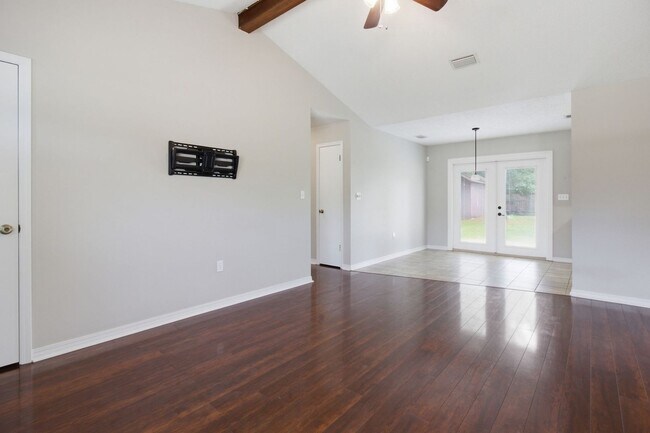 Photo - SOUTH CRESTVIEW CHARMER ON NEARLY HALF AN ACRE!