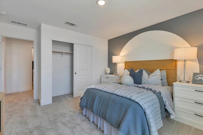 Photo - 1751 Eiffel St