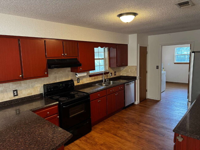 Building Photo - "Charming 3-Bedroom/2 Baths in Navarre - S... Rental