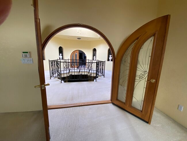 Building Photo - 313 S Victoria Ave Unit Downtown Penthouse