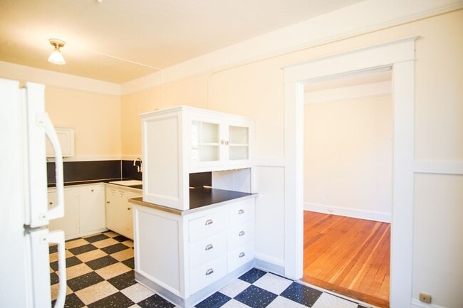 Photo - Snag this Stately One-Bedroom off of Bustl... Unidad 06