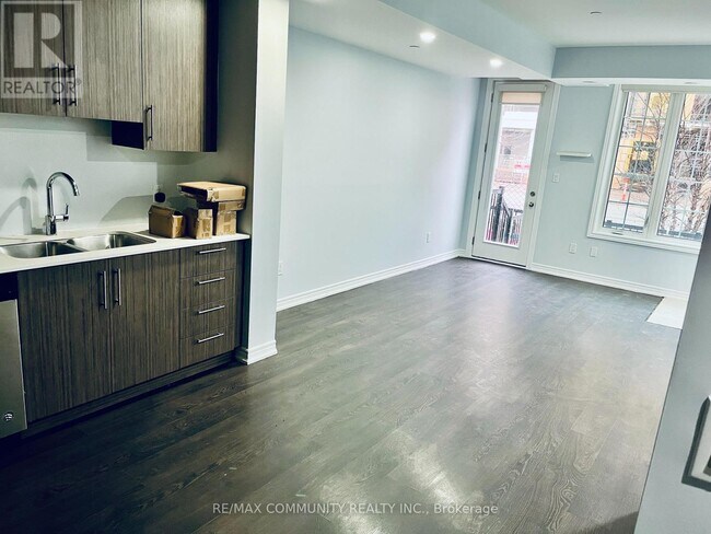 Photo - 2205 Lillykin St