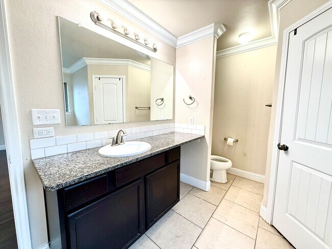 Photo - 806 E 98th St