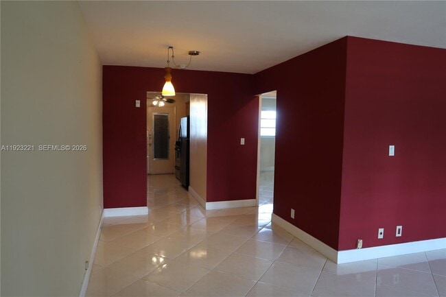 Photo - 3922 NE 166th St Unidad S105