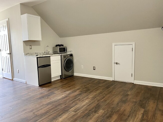 Bluffton Park Garage Apartment For Rent!