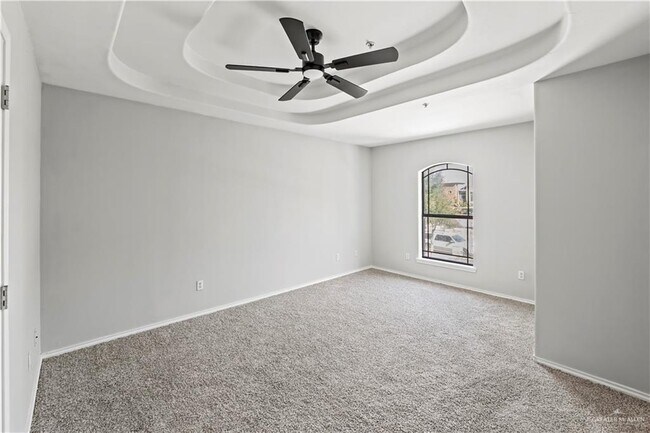 Photo - 10 S 48th Ln